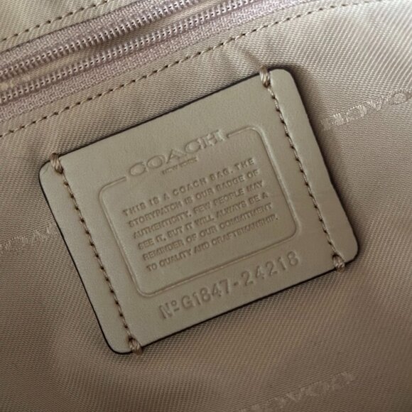 COACH Bailey Carryall Shoulder Bag with Black Coach Heart Keychain - Picture 7 of 8